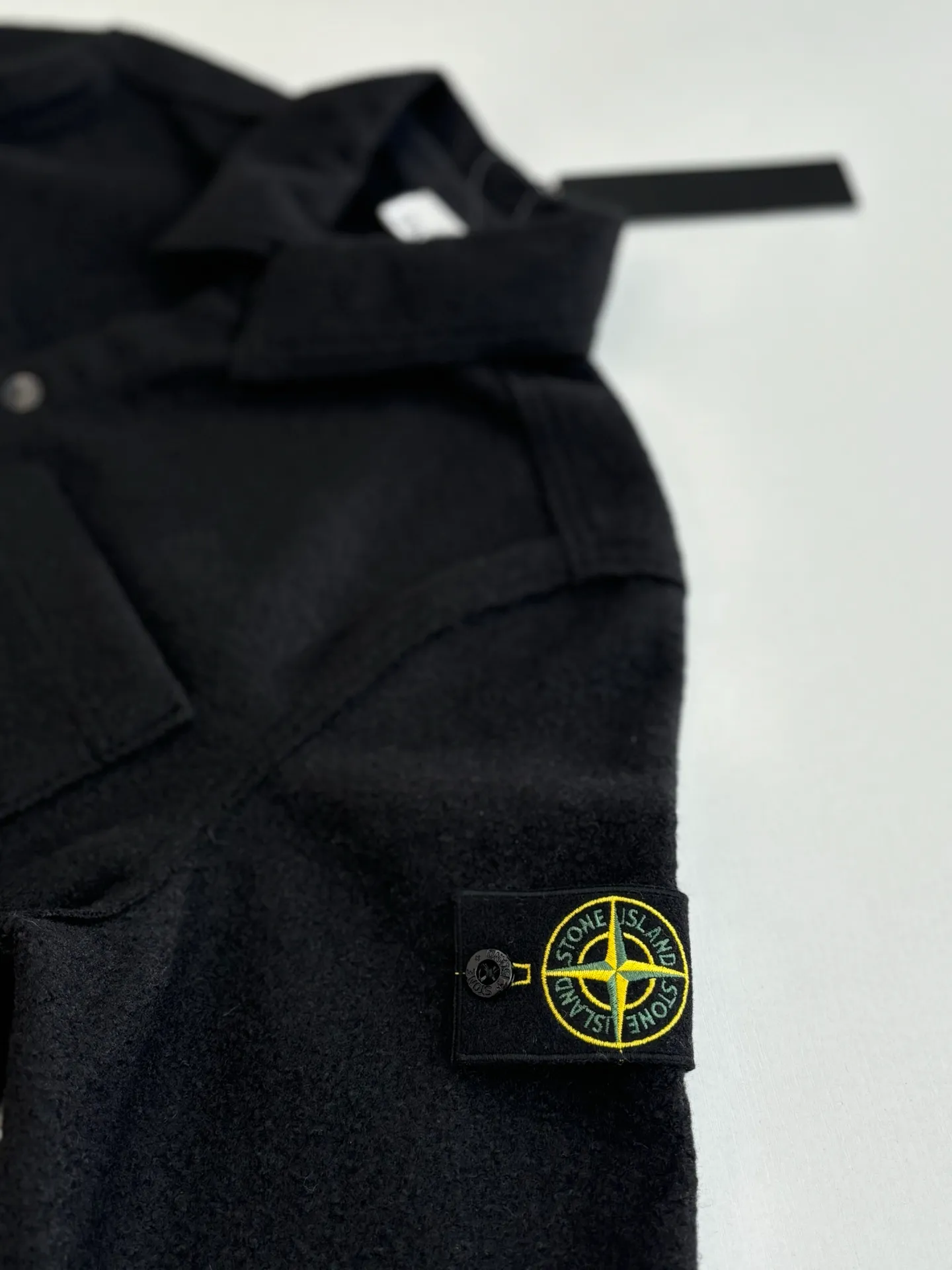 P770 Stone Island*/Stone Island Solid color single-breasted woolen cardigan jacket Customized 90 wool 10 cashmere fabric The surface is silky and shiny after post-processing It has a metallic nylon series gloss Customized molded four-button closure The entire jacket is still luxury-grade workmanship The inside is hand-made and seamless The strongest armbands on the Internet with sky and earth lines, eight o'clock and one line, and white leakage on the back All matching accessories are customized nfc complete Size: S/M/L/XL